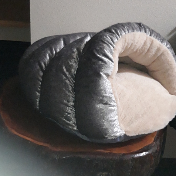 Beautiful and stylish silver cat house - Picture 3 of 3